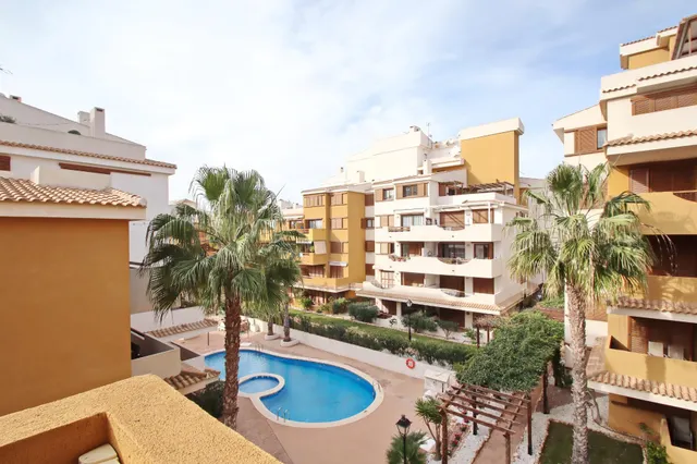 Soleado apartamento con vistas a la piscina en La Entrada, Punta Prima, Costa Blanca — 42