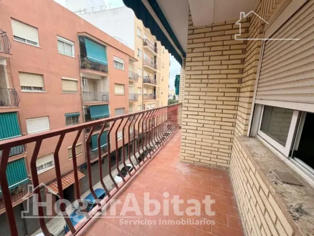 Espacio y luminosidad con infinitas posibilidades en este amplio piso exterior con balcón y trastero — 2