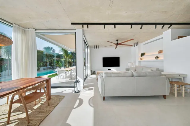 Exclusiva villa de diseño moderno con piscina privada, jardín, garaje y domótica avanzada — 14