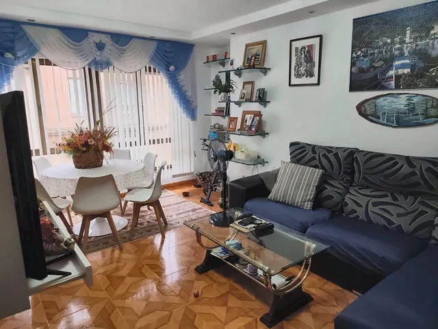 Gran piso de 4 habitaciones y 2 baños con galería y trastero - foto 3