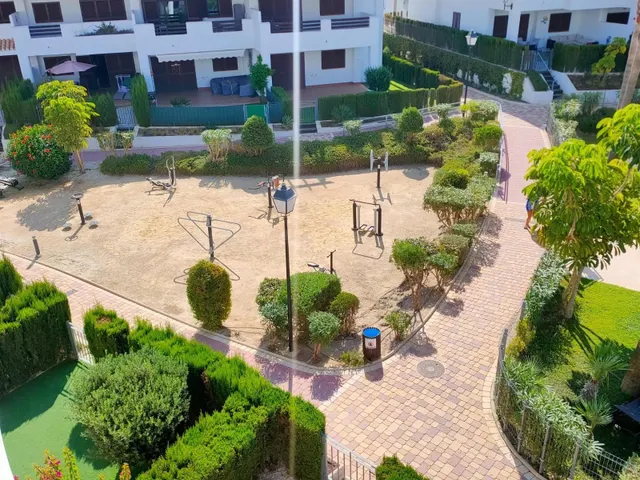 Amplio apartamento de 3 dormitorios a 600 metros de la playa y servicios — 25