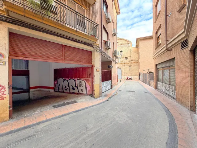 Se vende plaza de garaje para coche grande o suv en la magdalena - Zaragoza — 11