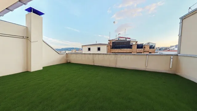 Amplio Ático en Igualada con Gran Terraza y Posibilidades de - foto 2