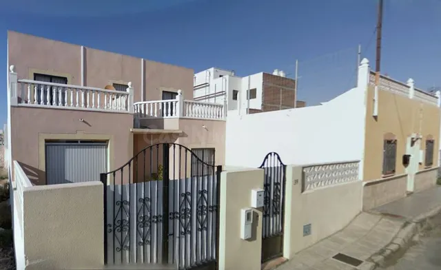 Se vende Casa ALQUILADA en Calle Gardenia 39 Almería, (Almer