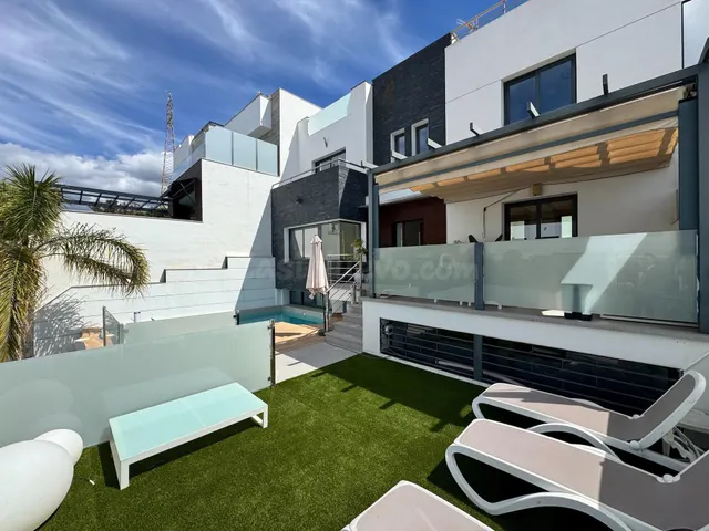 Villa moderna con vistas al mar en venta en Nerja - foto 2