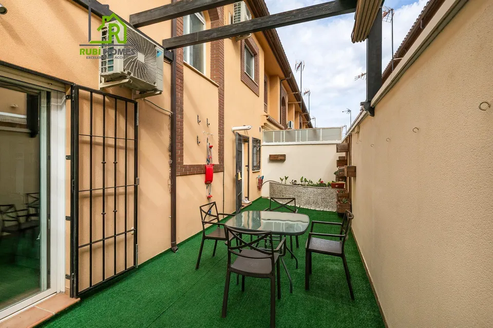 ¡Tu nuevo hogar te espera en Churriana de la Vega! Casa adosada con patio, garaje y futura parada de metro a pocos pasos.