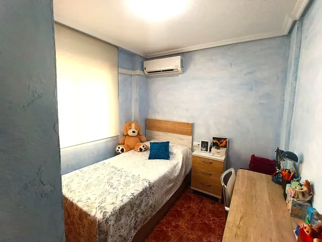 Se vende un Apartamento Atico con Terrasa acristalada, con 2 dormitorios y 2 baños en centro de Torrevieja! — 22