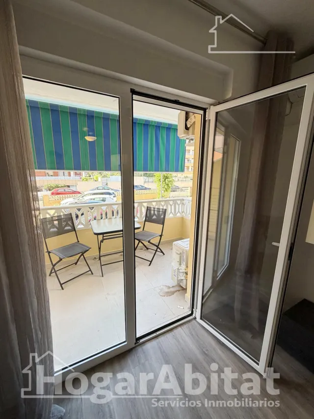 Disfruta del sol y la brisa del mar en este piso reformado con piscina, terraza y parking junto a la playa — 17
