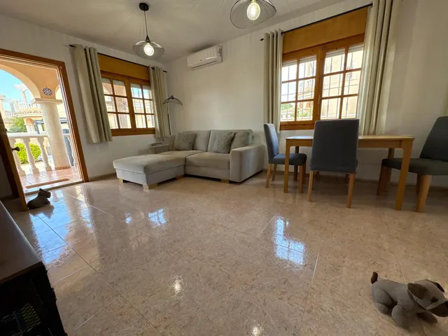MARAVILLOSA VILLA EN ESQUINA, CON 4 DORMITRIOS Y PISCINA PRI - foto 4