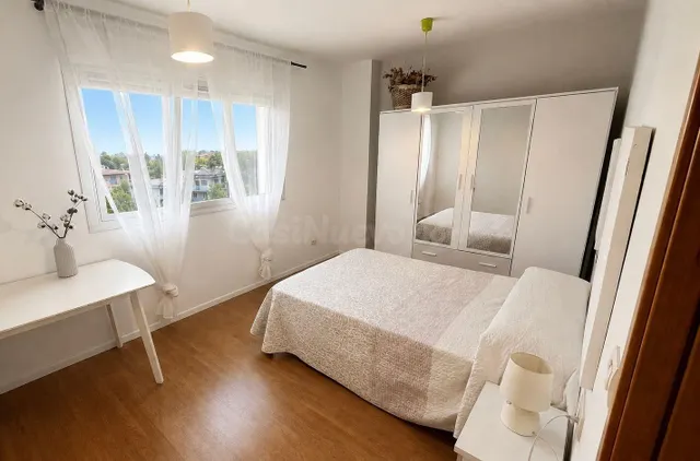 Amplio Piso Seminuevo con Vistas y Servicios en Urbanización