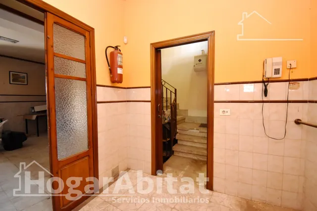 ESPACIOSA CASA CON LOCAL COMERCIAL, DOS TERRAZAS Y BALCÓN — 50