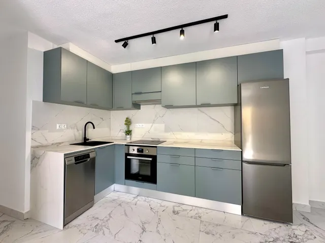 ☀️ ¡TU NUEVO HOGAR JUNTO AL MAR! 3 DORMITORIOS + REFORMA RECIENTE + ENTRADA PRIVADA — 19