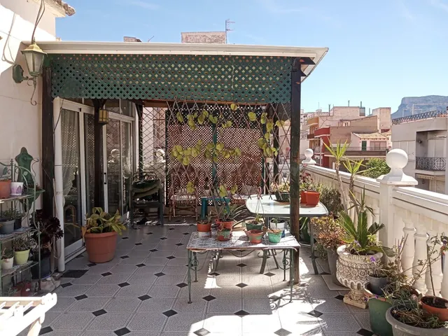 GRAN CASA CON TERRAZA EN ELDA GARAJE Y LOCAL INCLUIDO