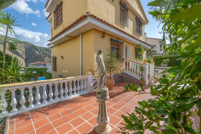 CHALET CON PISCINA Y JARDÍN A SOLO 10 MINUTOS DE GRANADA — 16