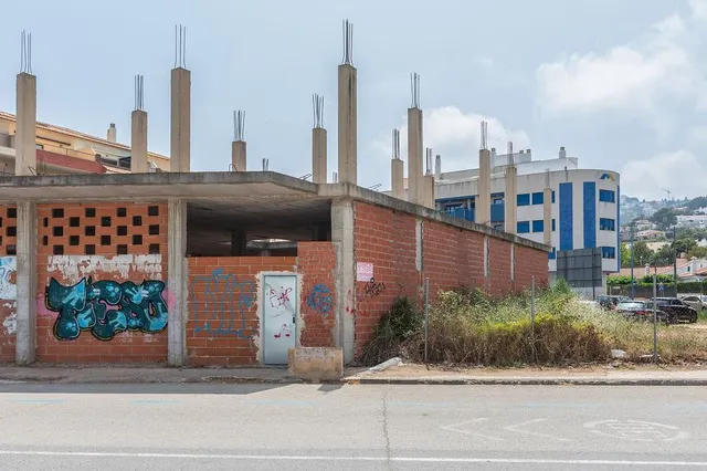 Edificio en obra parada en Llandells (Peñíscola) con proyecto para 39 viviendas y locales — 9