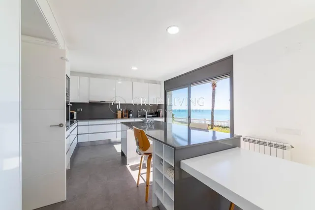 CASA EN PRIMERA LINEA DE MAR — 10