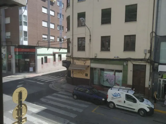 ALQUILER: Entreplanta Comercial Centro. — 4