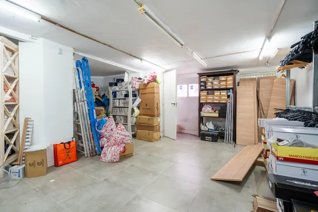 LOCAL COMERCIAL EN CALLE REYES CATOLICOS 12 — 16
