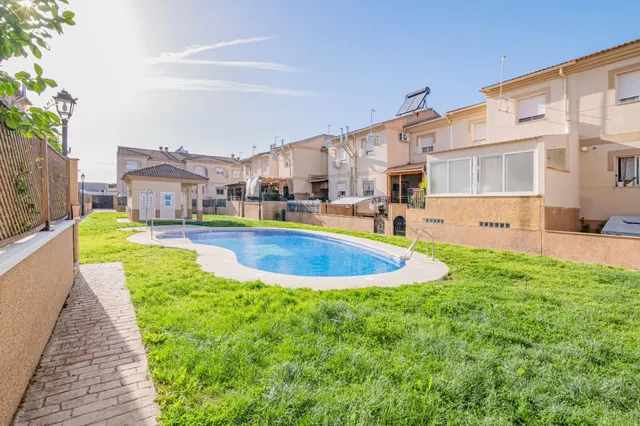 CHALET PAREADO CON PISCINA COMUNITARIA, CIJUELA — 2