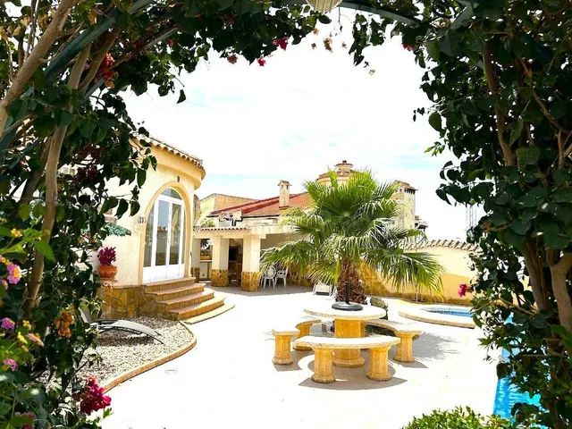 Villa con 4 dormitorios y piscina privasda en Ciudad Quesada - foto 5
