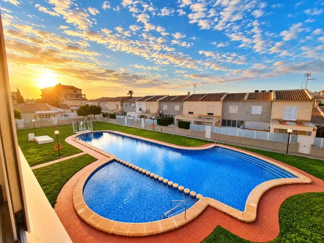 Apartamento con garaje, piscina y terraza orientada al suroe - foto 2