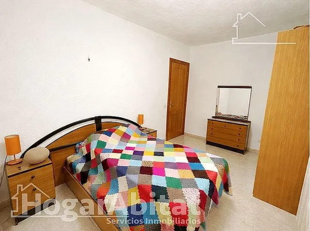 Chalet en residencial con  garaje y terraza, todo amueblado — 12