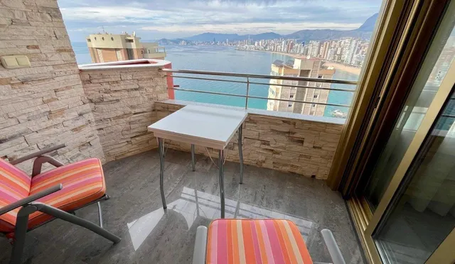 Espectacular piso reformado con diseño y calidad,  con vistas impresionantes al mar y Benidorm. — 20