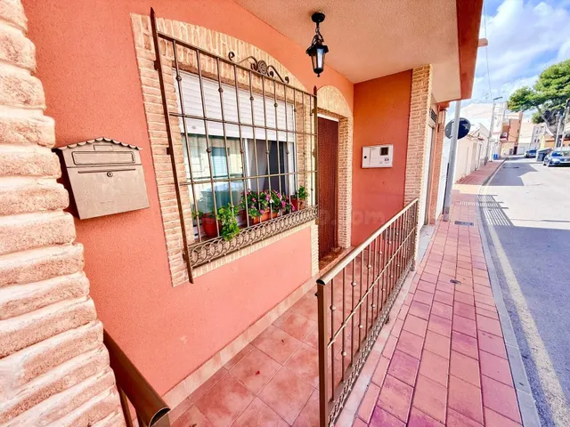 Amplia casa con garaje privado en San Pedro del Pinatar a 5  - foto 2