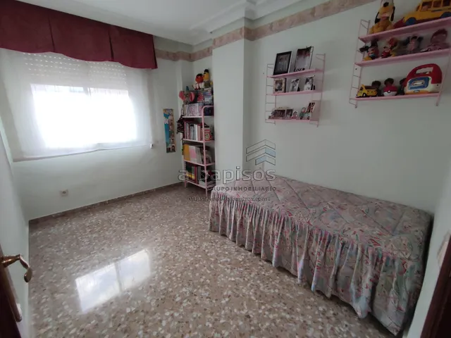 PISO DE CUATRO habitaciones SIN ASCENSOR. MUY BUENA ZONA — 26