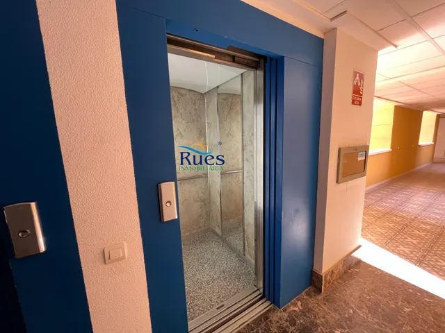 Piso reformado en primera línea del mar con terraza y piscina comunitaria — 35