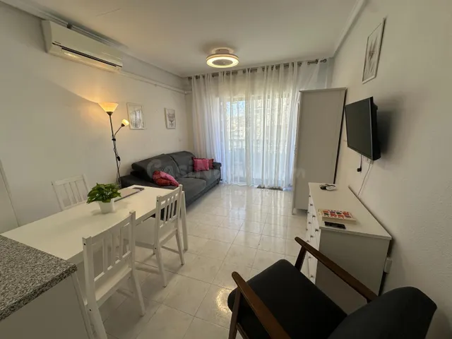 Estudio con terraza, Alicante, Torrevieja. 1 habitación, 36 m2, 900 metros al mar — 25