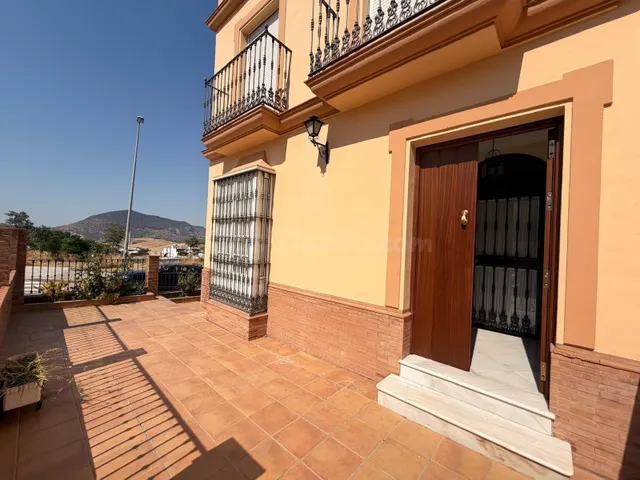 MAGNIFICA CASA EN ZONA VICTORIA! CALLE MIGUEL HERNANDEZ! - foto 4