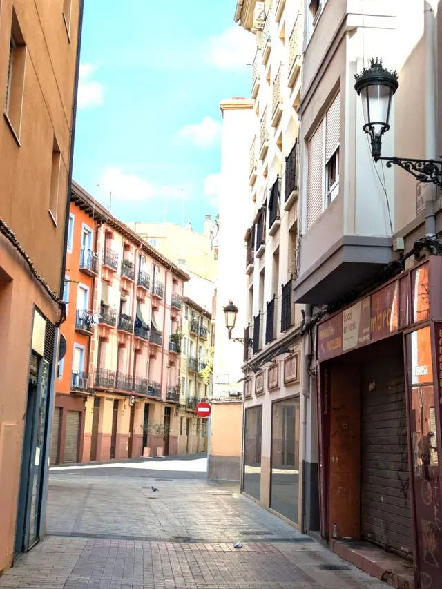ALQUILER  local  en chaflán con Agustina de Aragon 55  y Calle Cerezo 11 — 12