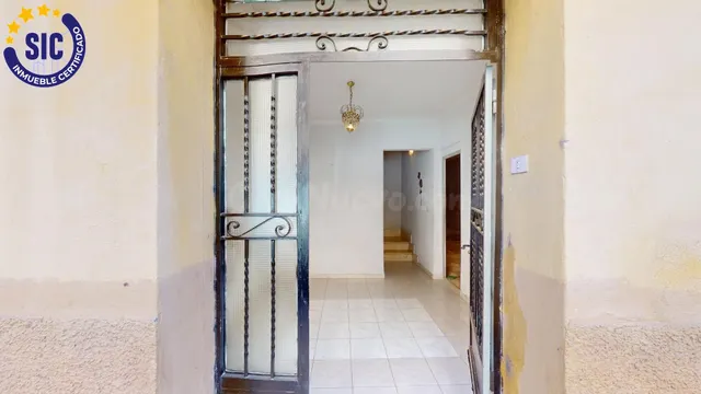 Casa en zona Avda. Capuchinos de planta baja y dos alturas e - foto 4