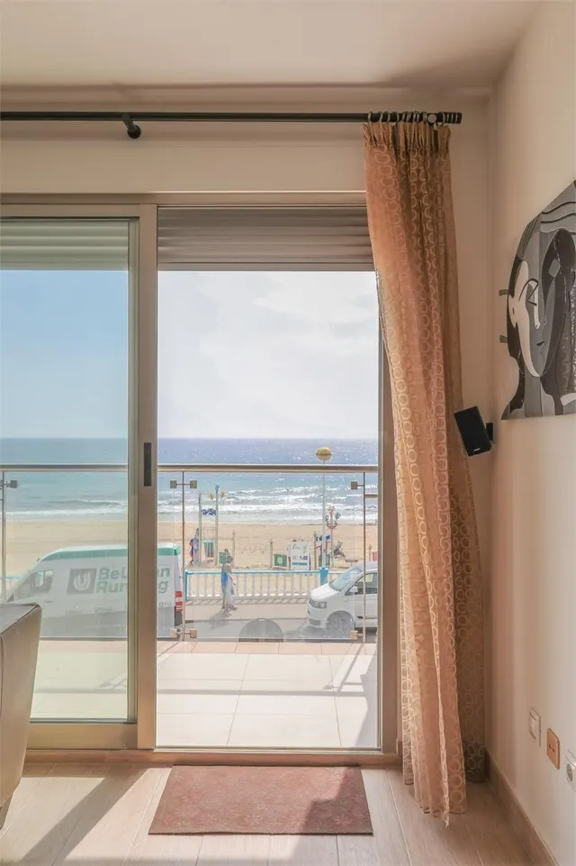 Extraordinaria Vivienda en Primera Línea de Playa de Los Loc - foto 4
