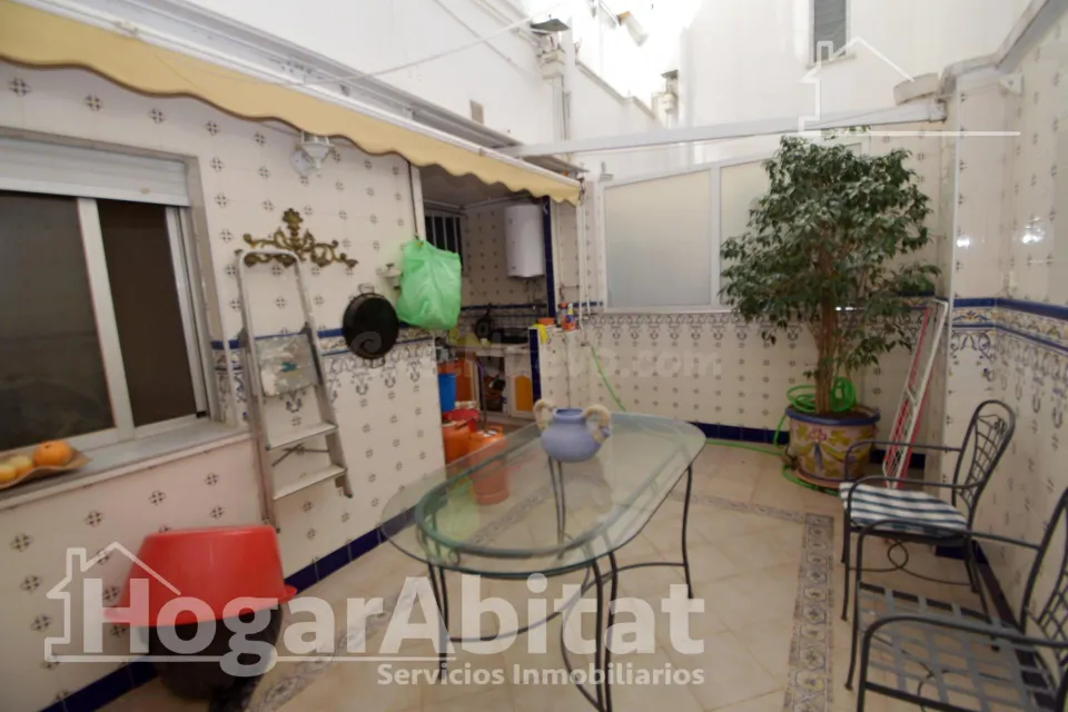 RENOVADO Y MUY AMPLIO CON TERRAZA Y BALCÓN