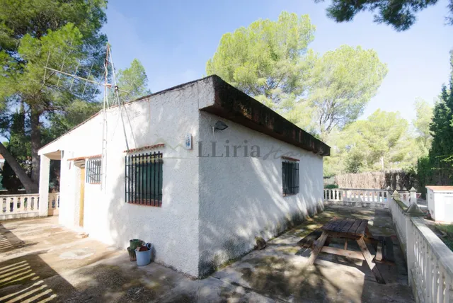 Ref. 04405.- EXCLUSIVA.- Chalet independiente con piscina en Urb. Camp Llíria. — 46