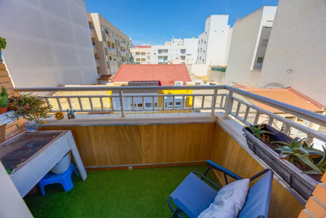 Amplio piso con 4 dormitorios, terraza y garaje en el centro de Torrevieja — 2