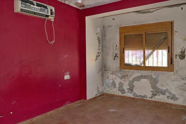 Casa adosada de 4 dormitorios con terraza para reformar en Algeciras — 17