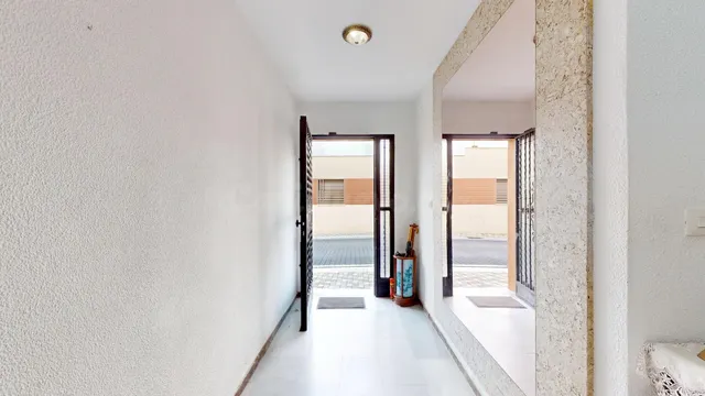 Edificio residencial con dos viviendas, local y cochera en S - foto 4