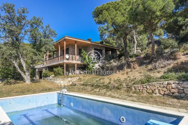 Casa en venta en plena montaña con piscina y vistas al mar e