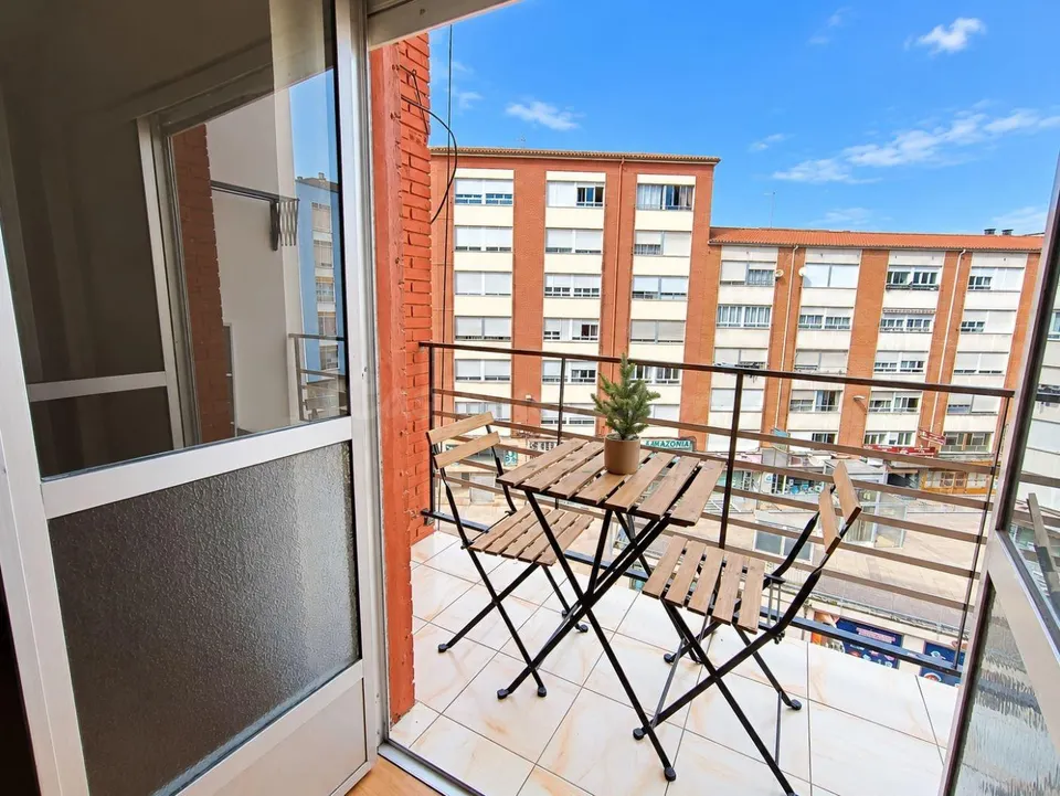 PISO LUMINOSO PARA ENTRAR A VIVIR EN TORRELAVEGA.-
