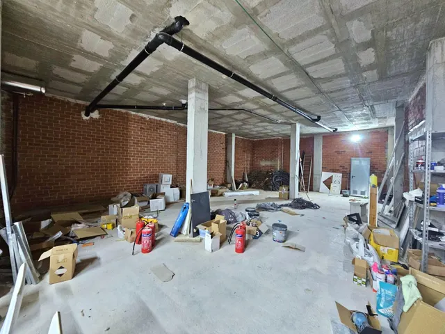 ¡Tu negocio en Nou Nazaret! Dos locales con salida de humos, amplio escaparate y espectacular fachada de 48 m — 2