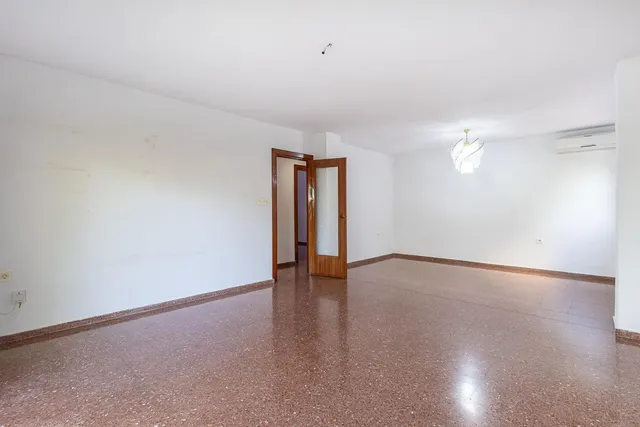 Piso con plaza de garaje cerrada junto a La Inmaculada, frente al río Genil. — 10