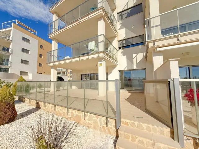 BAJO DE 3 DORMITORIOS CON GRAN TERRAZA Y PISCINAS COMUNITARI - foto 3