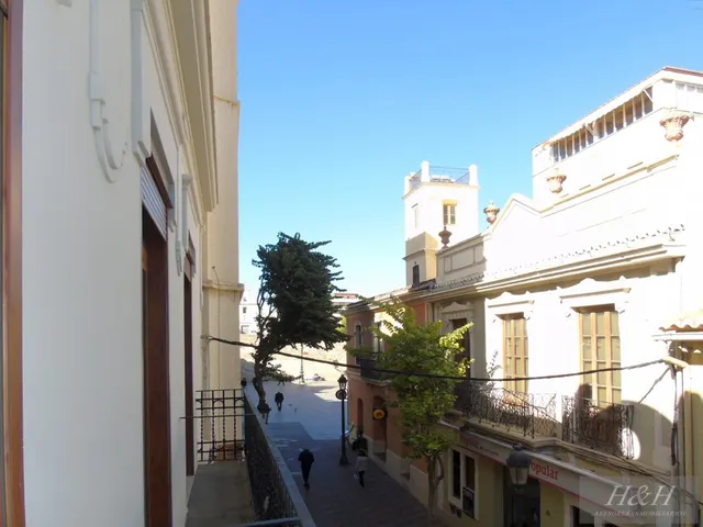 Se alquila escaleta para uso comercial en Jorge Juan. /HH Asesores, Inmobiliaria en Burjassot/. — 22