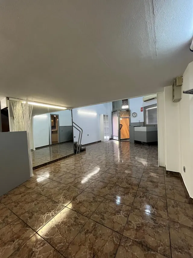 LOCAL COMERCIAL CON ALTILLO SITUADO EN ZONA  DR. PUJADES — 13