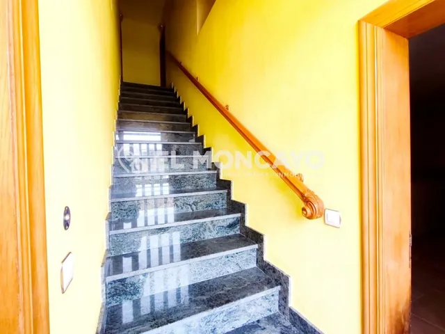 Fantástica vivienda adosada con local comercial, ideal para  - foto 4