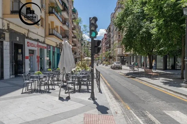 Piso en el centro de Granada, totalmente reformado con dos grandes dormitorios y un baño — 43