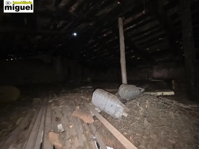 Se vende casa de piedra para rehabilitar con jardín en Cades (Herrerías) — 24